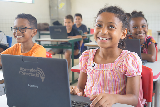 Estudantes assistindo aula com computadores pela ENEC